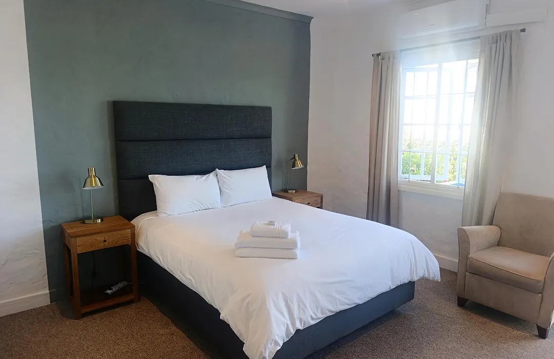 Guinea Fowl Lodge - Lagoon & Heads View B&B, Central Knysna-1